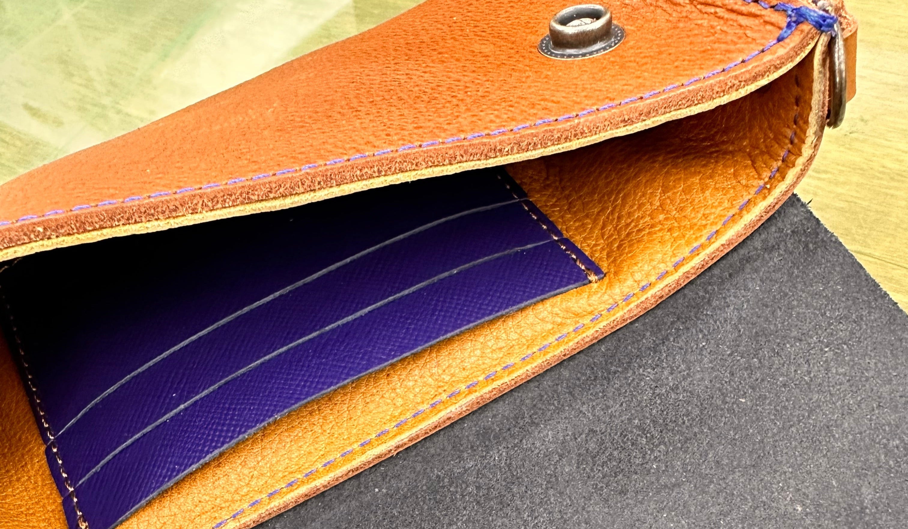 オレンジと紫のカラーが映える完成したレザーウォレット