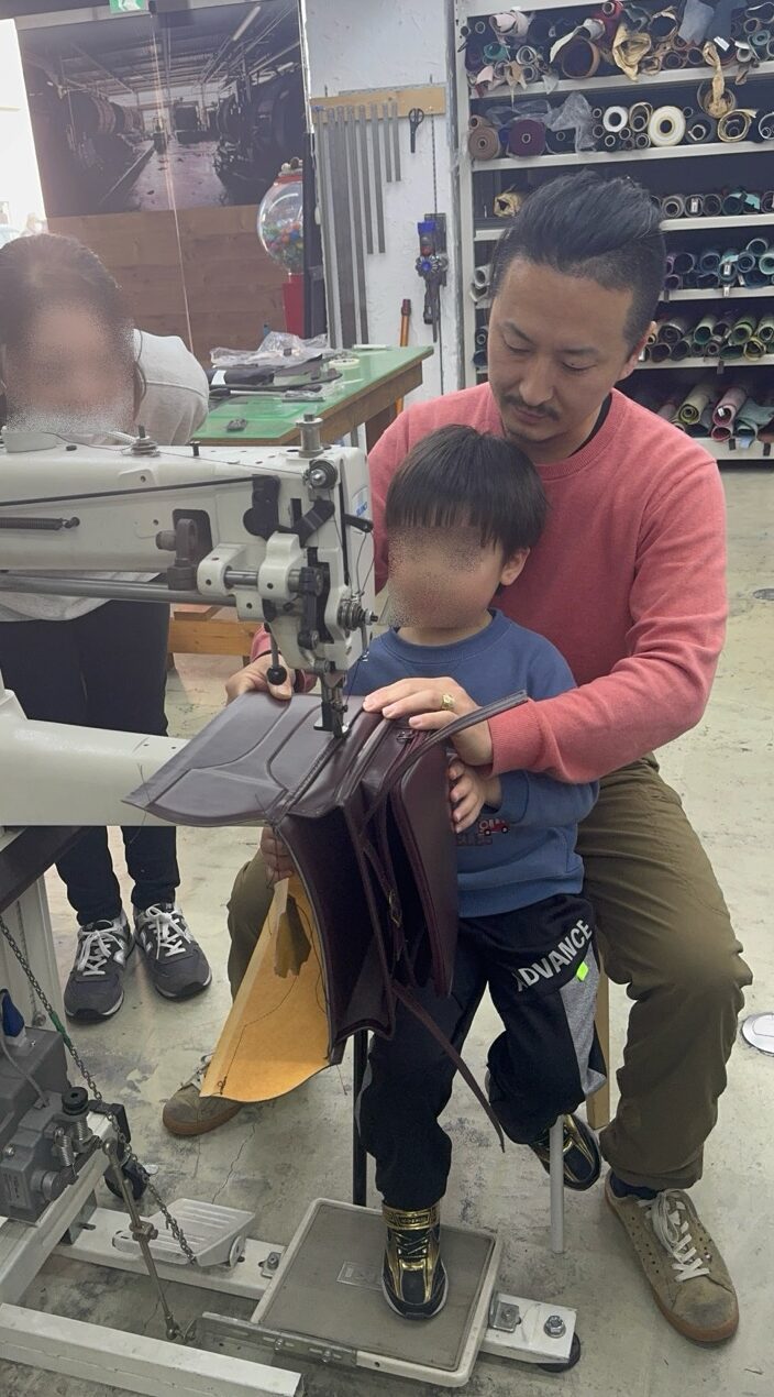 HEXIONで幼稚園児がミシンを使ってランドセルを縫っている様子