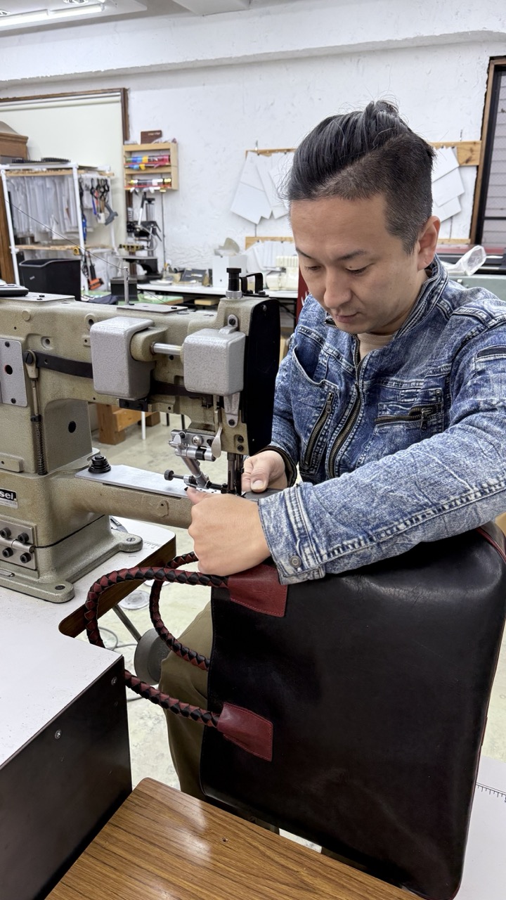 HEXIONで大型工業用ミシンを使ってバッグを縫製する様子