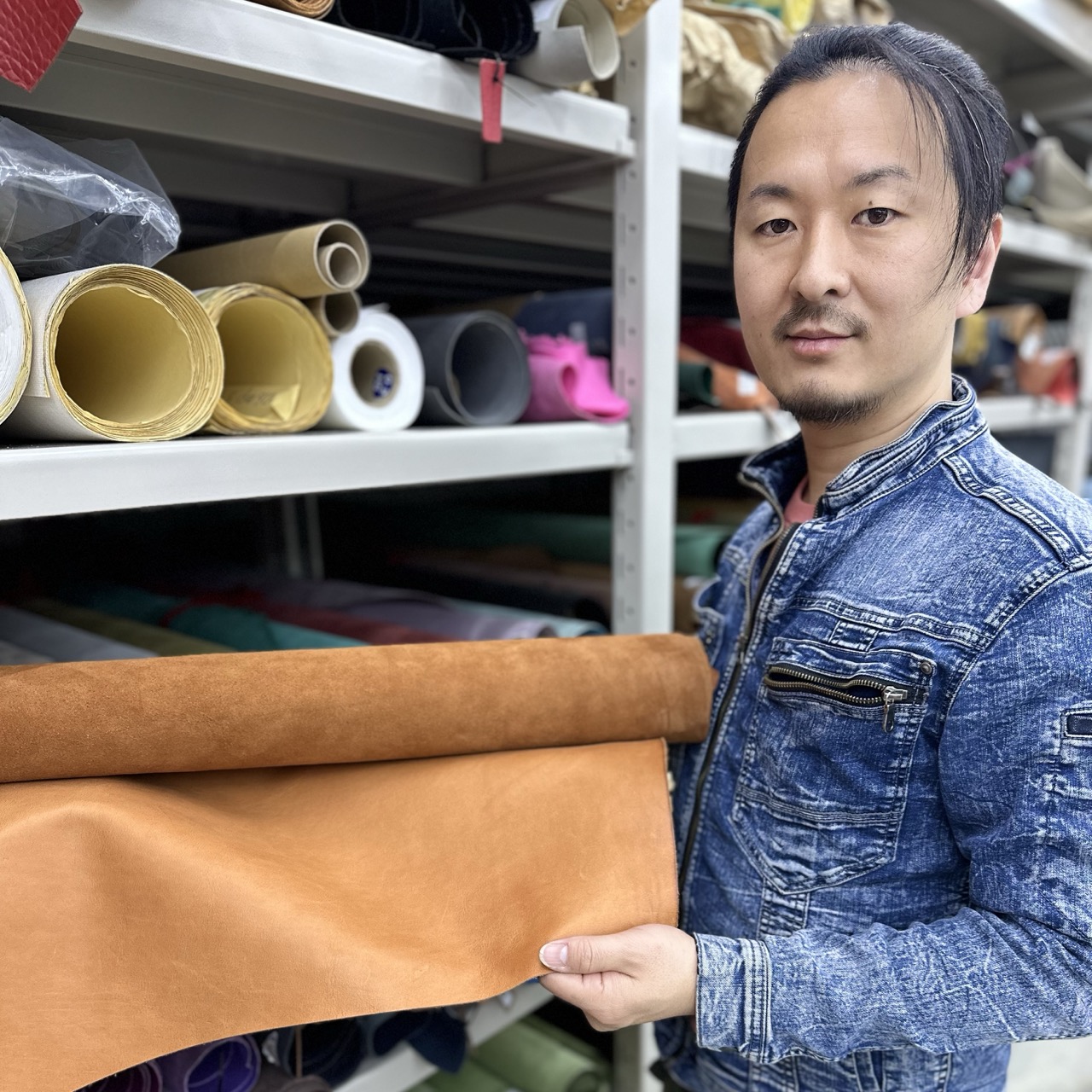 HEXIONで革を手にする鞄職人