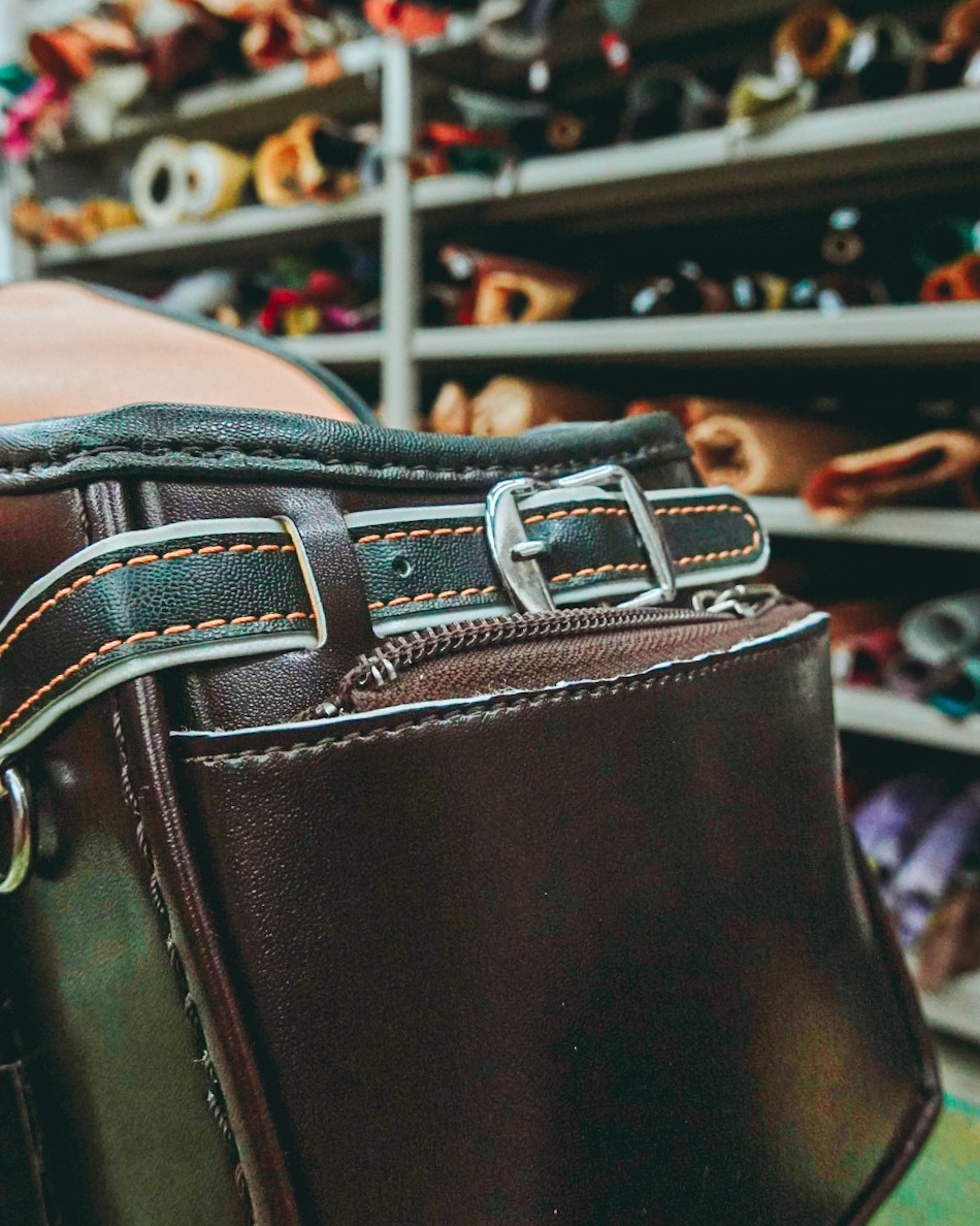 ランドセルのベルトや金具を活かしたミニチュアランドセルの細部