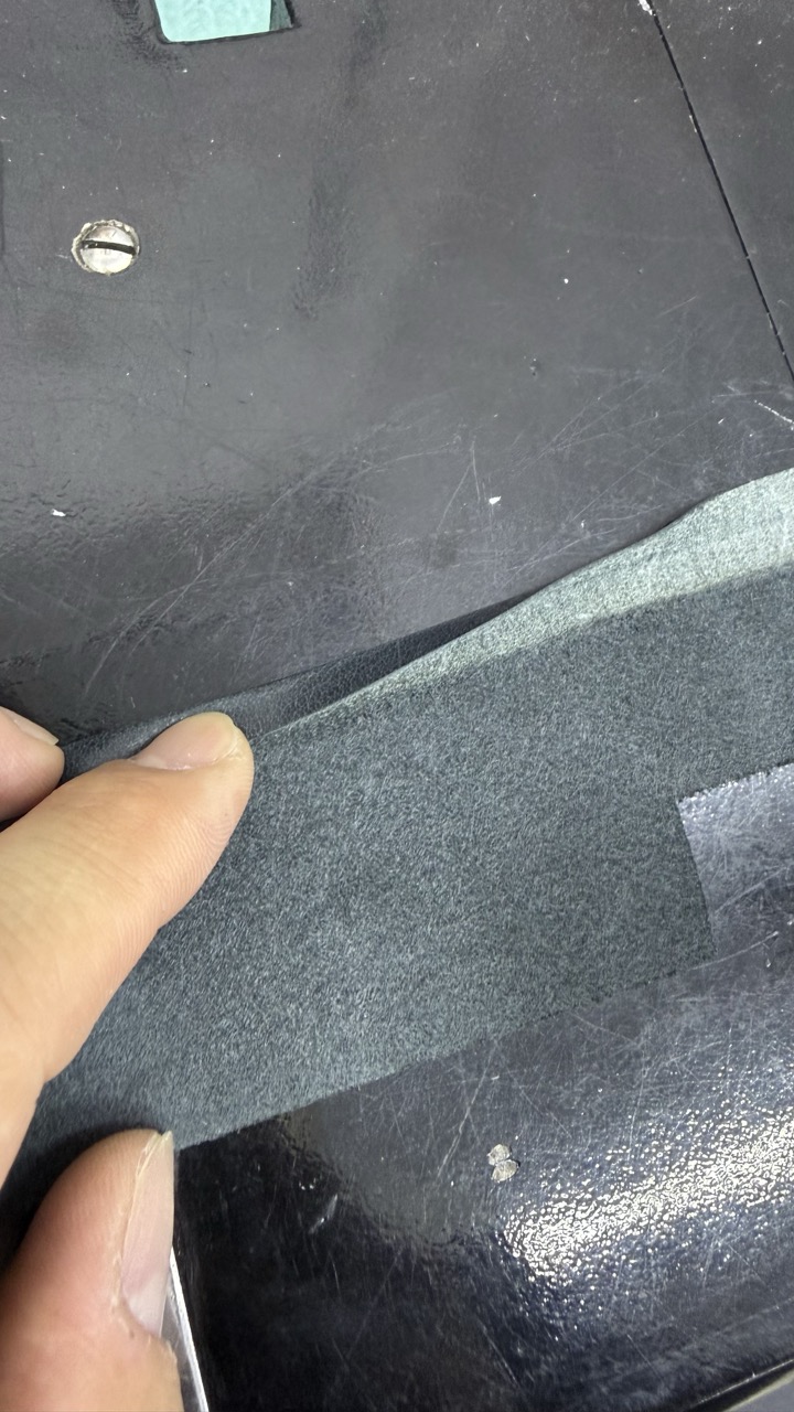 革の裏側に付けた溝に沿ってヘリ返ししている状態