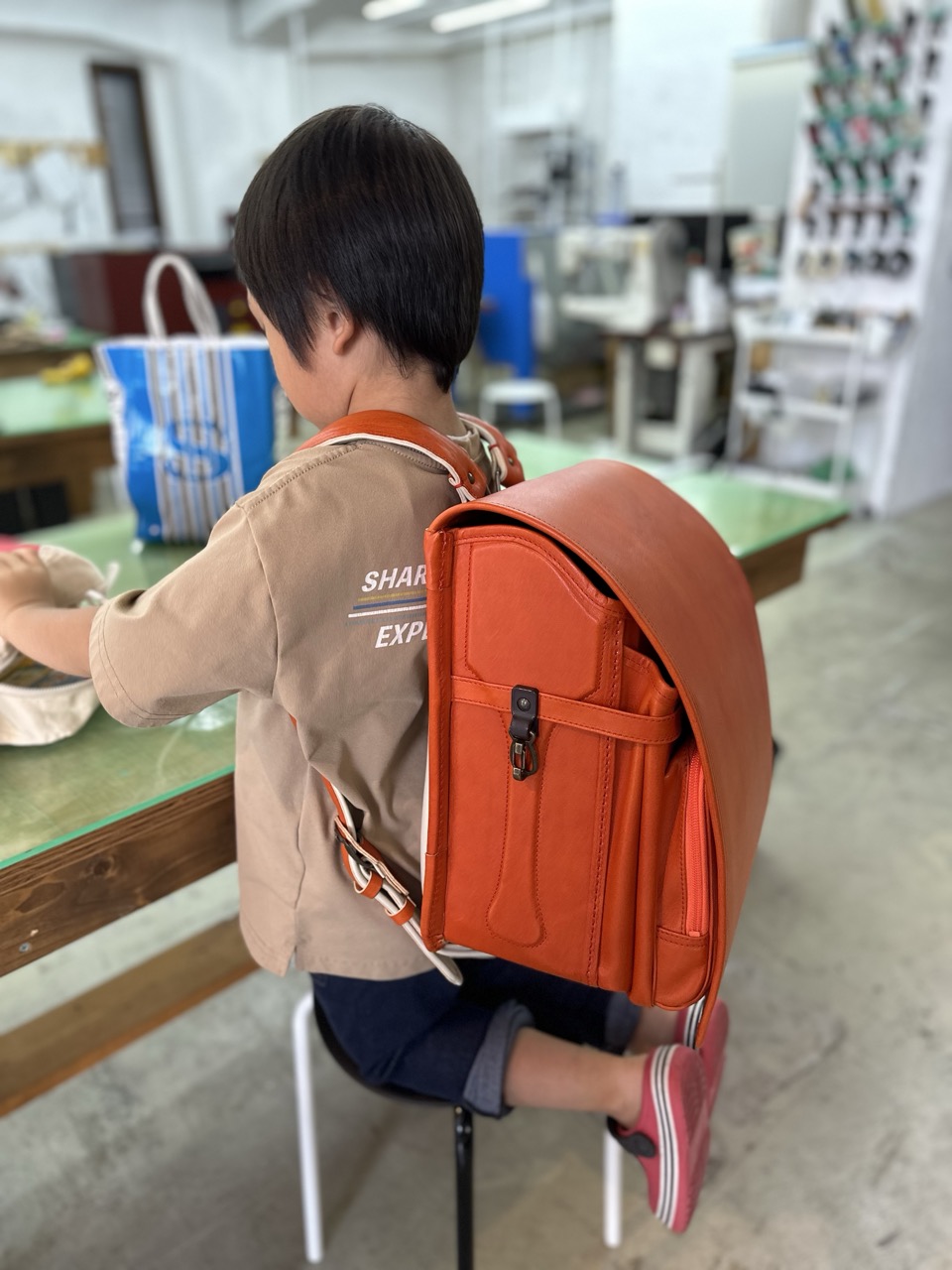 完成したランドセルを背負う子ども